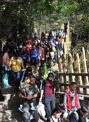 九寨溝景區游客接待量達峰值，十一黃金周第四天展現旅游復蘇與管理智慧